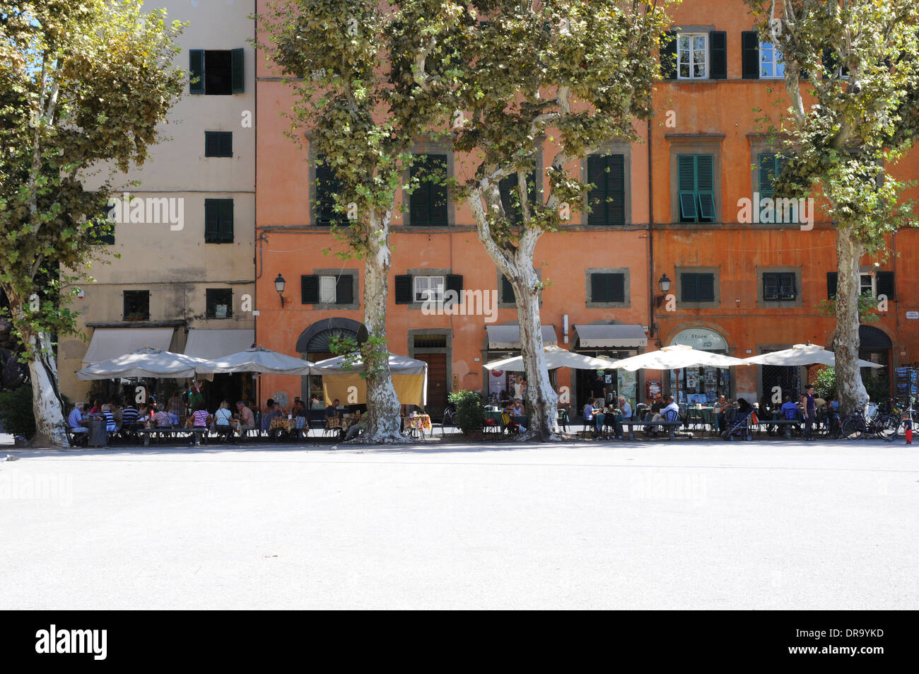Cafe ombrelloni, edifici color pastello, giornata di sole. Foto Stock