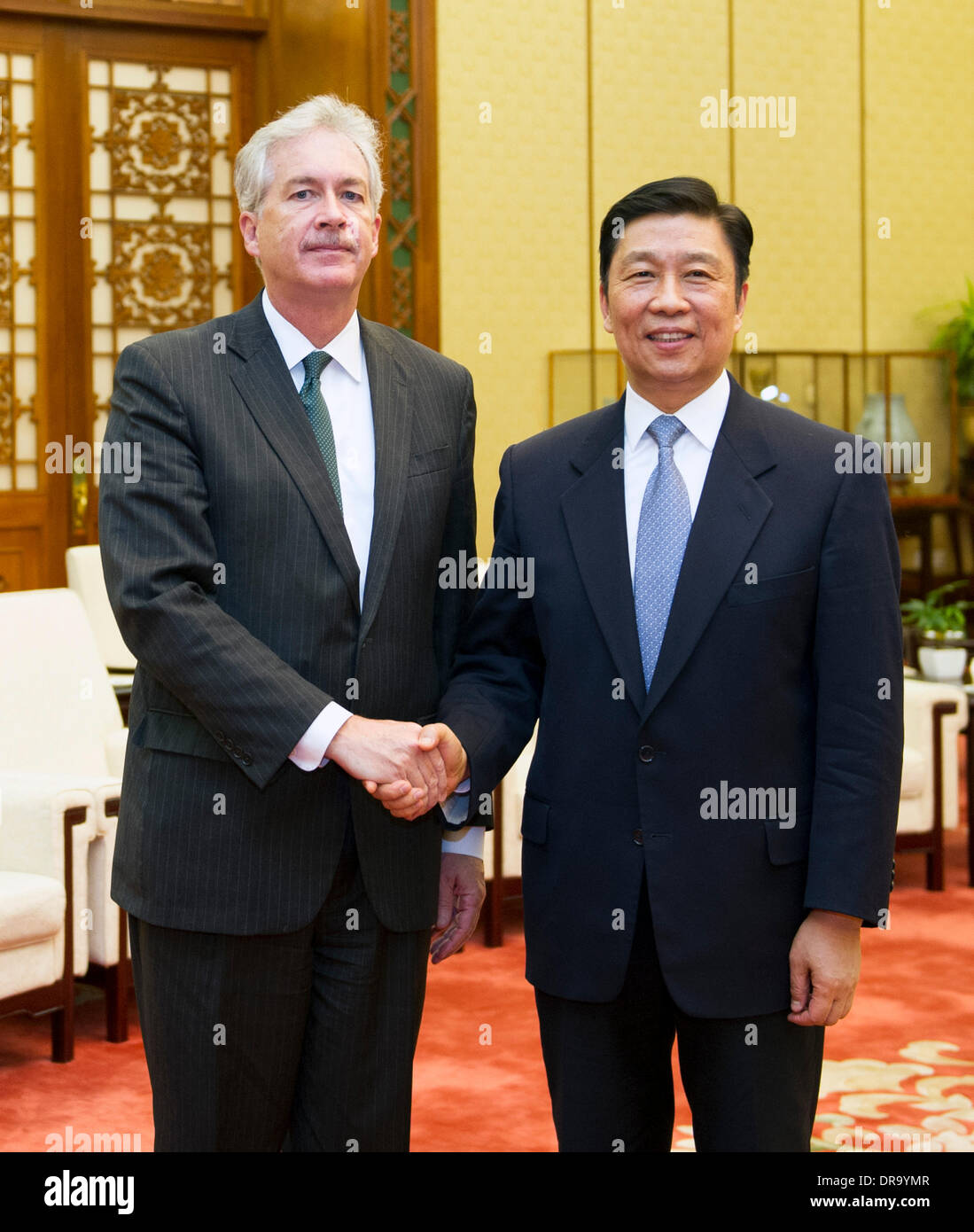 Pechino, Cina. Il 22 gennaio, 2014. Chinse Vice Presidente Li Yuanchao (R) si riunisce con la visita NEGLI STATI UNITI Il vice Segretario di Stato William Burns a Pechino Capitale della Cina, 22 gennaio 2014. © Xie Huanchi/Xinhua/Alamy Live News Foto Stock