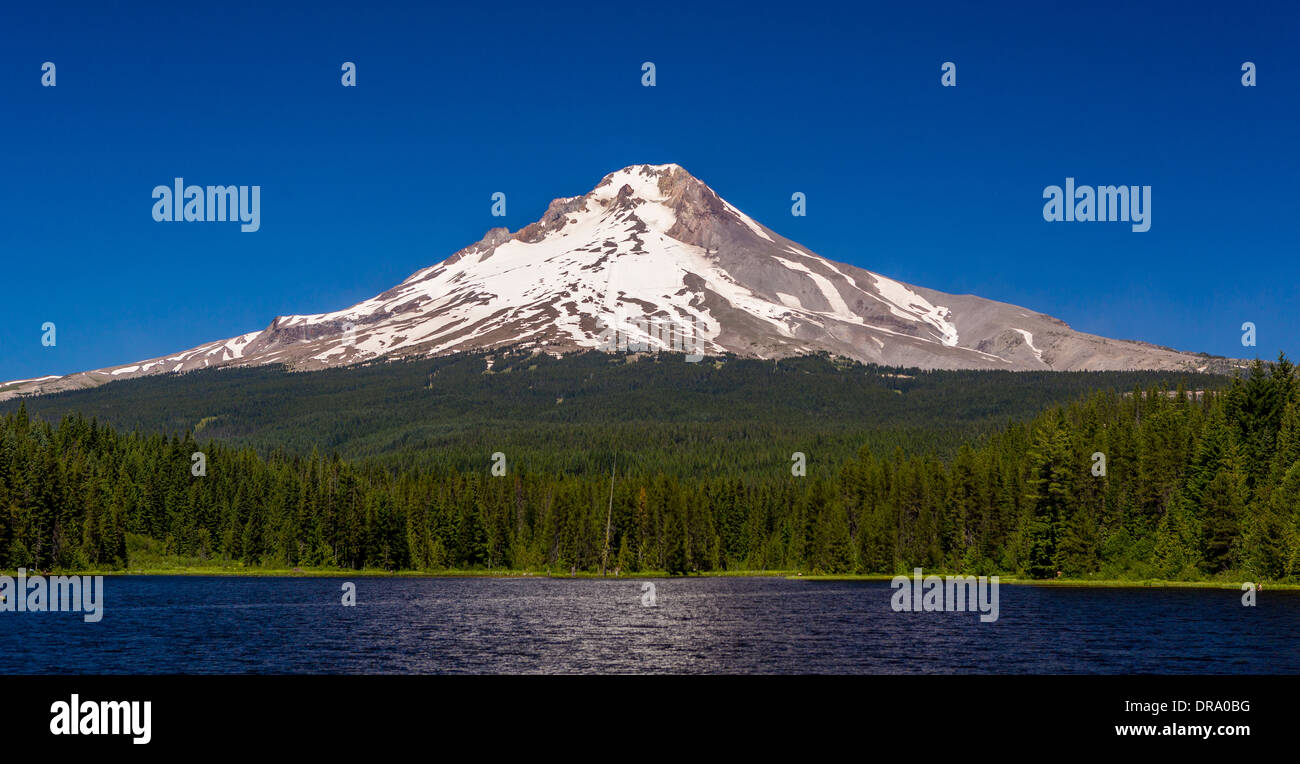 Governo CAMP,Oregon, Stati Uniti d'America - Monte Cofano e Trillium Lago. Foto Stock