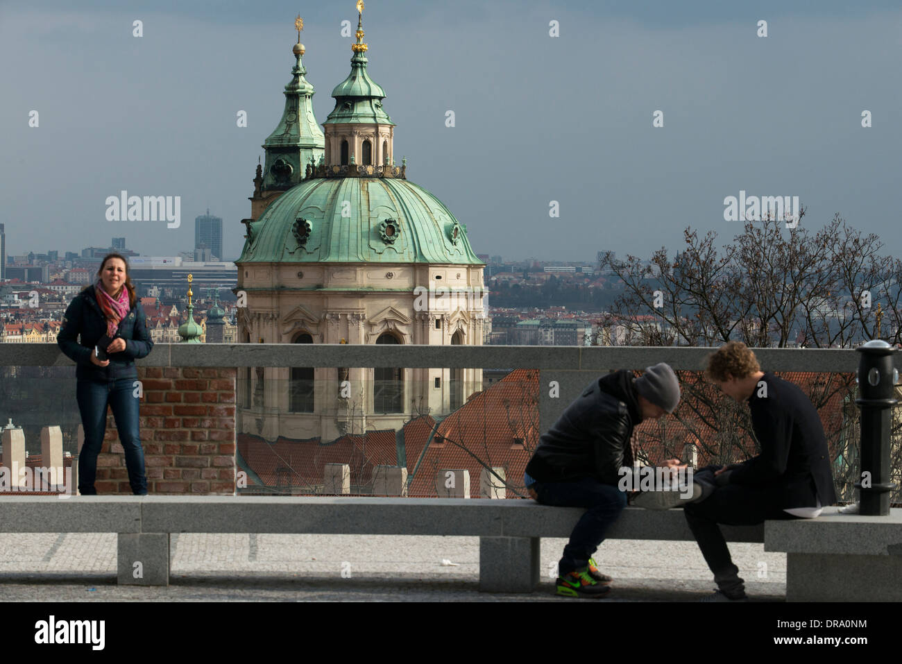 Viste della chiesa di San Nicola e il quartiere di Mala Strana dal Castello di Praga. Perdersi in Mala Strana Foto Stock