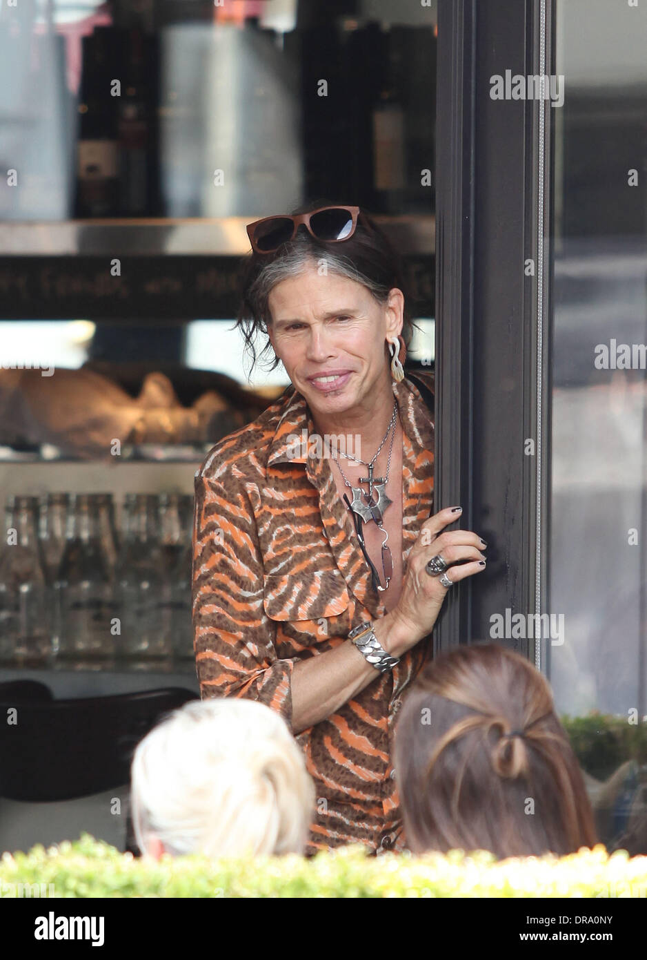 Steven Tyler, lead singer degli Aerosmith si candida con ventole e un fotografo dopo un pranzo in un Downttown ristorante Toronto Toronto, Canada - 28.06.12 Foto Stock