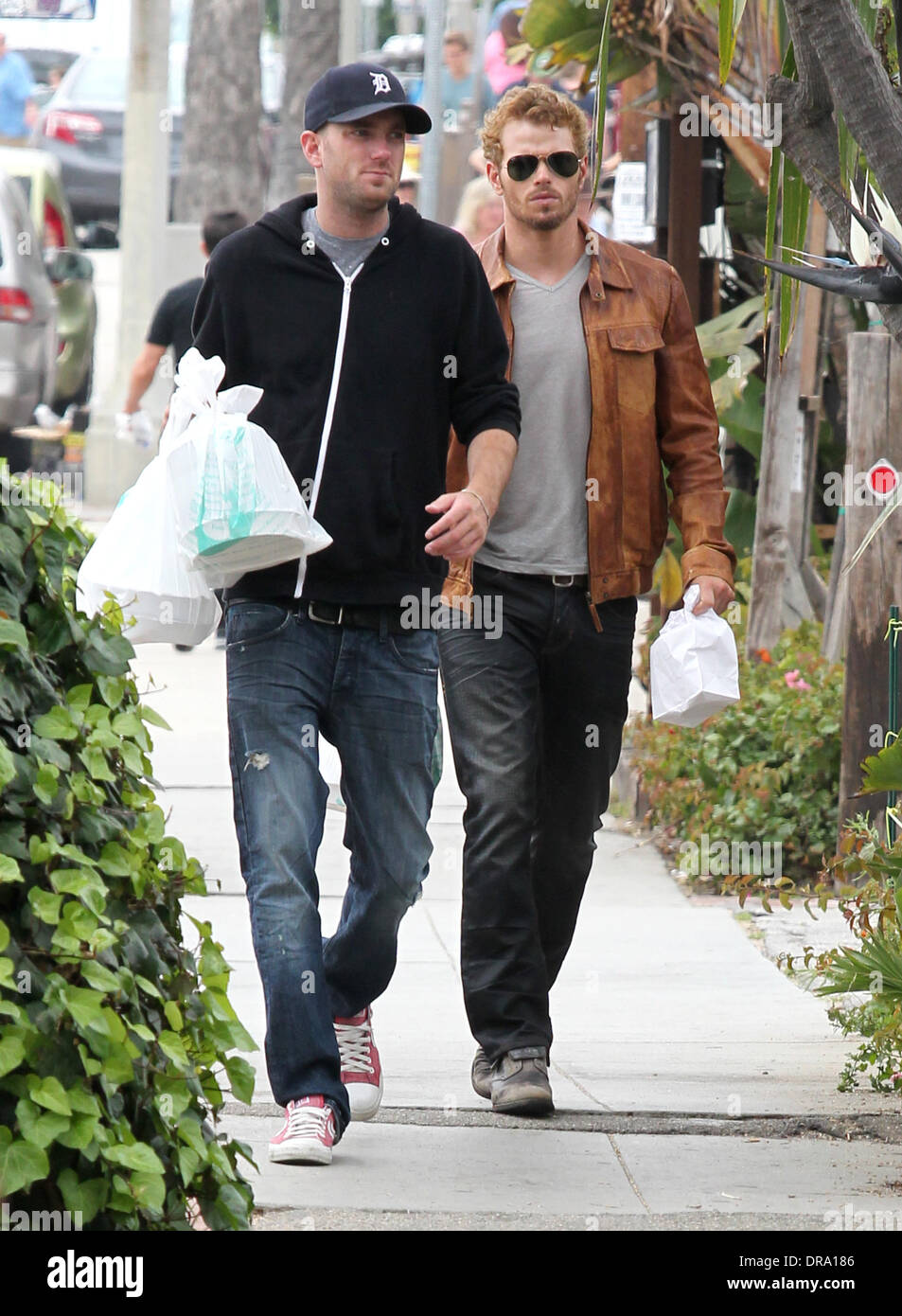 Kellan Lutz fuori con il suo fratello in Venice Beach Los Angeles, California - 28.06.12 Foto Stock