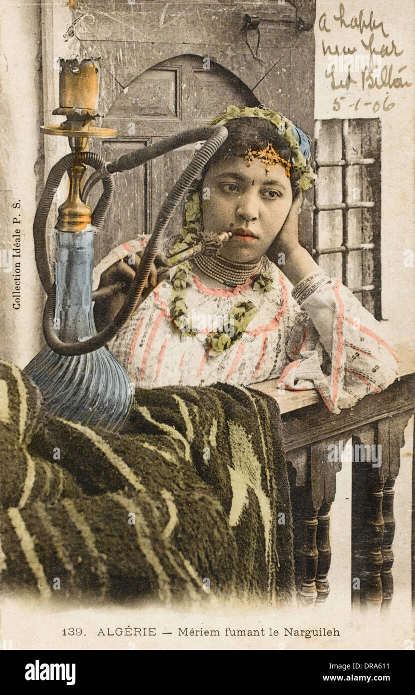 Algeria - Donna fumare una tubazione nargile Foto Stock