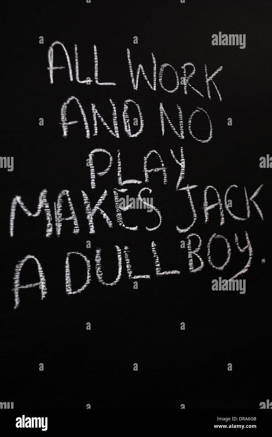 Chalk iscritto- Tutto lavoro e niente divertimento rende jack un ragazzo sordo - parole scritte sulla lavagna. Foto Stock