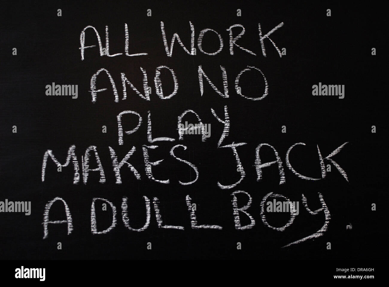 Chalk iscritto- Tutto lavoro e niente divertimento rende jack un ragazzo  sordo - parole scritte sulla lavagna Foto stock - Alamy