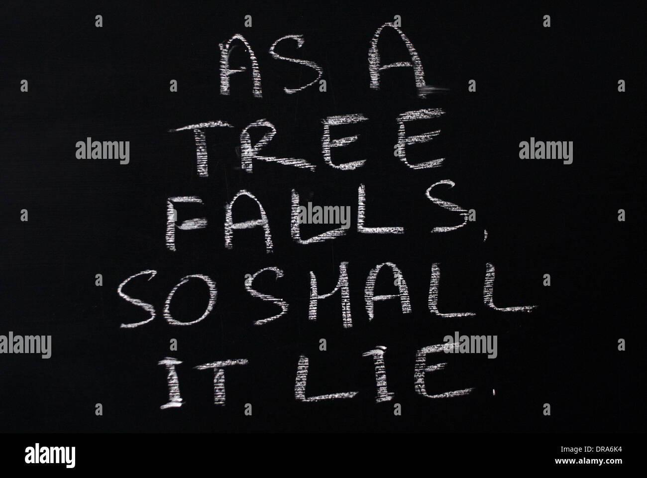 Chalk iscritto - come cade un albero, così dovrà giacere.- parole scritte sulla lavagna. Foto Stock