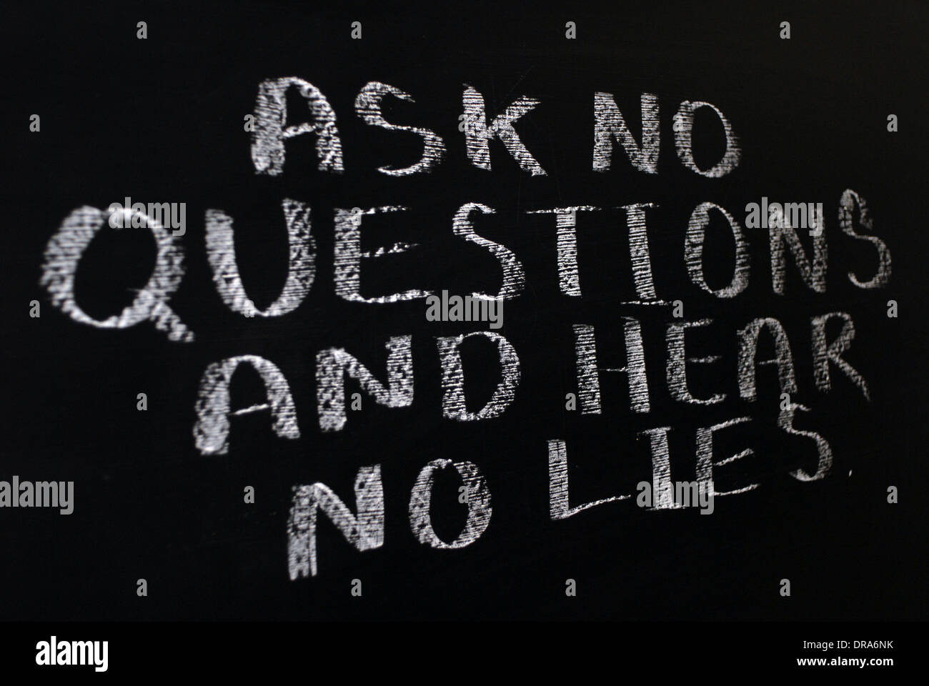 Chalk iscritto- non porre domande e ascoltare no lies. parole scritte su una lavagna Foto Stock