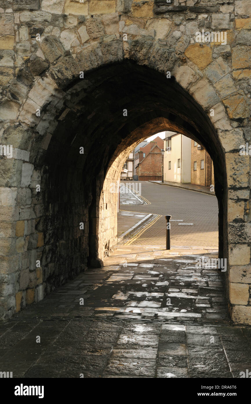 Un arco che conduce attraverso le storiche mura della città vecchia di Southampton, Hampshire, Inghilterra. Foto Stock