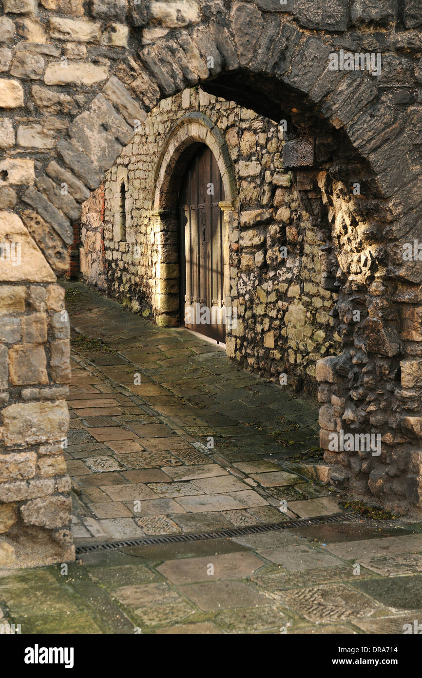 Un arco che conduce attraverso le storiche mura della città vecchia di Southampton, Hampshire, Inghilterra. Foto Stock