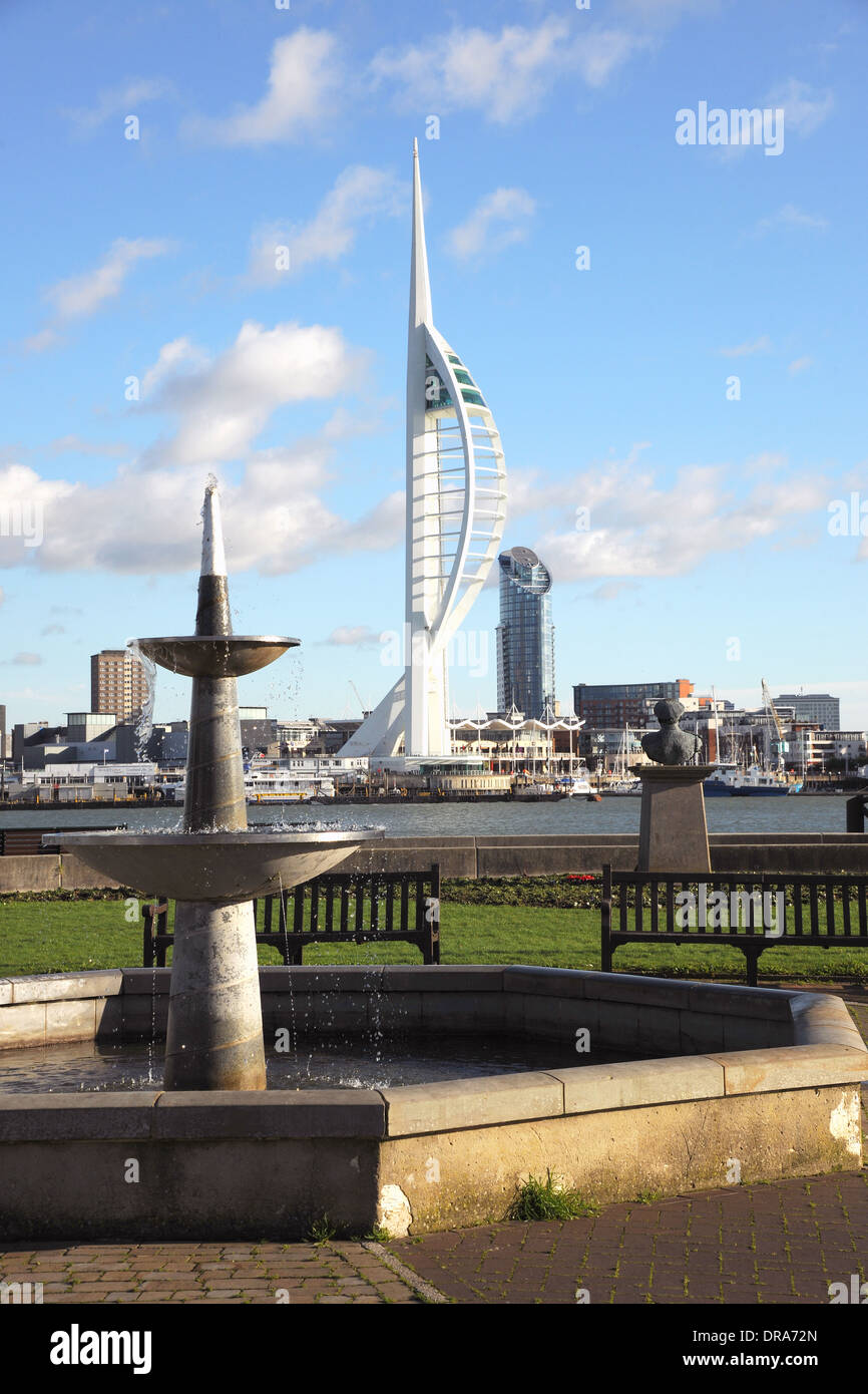 Spinnaker Tower visto dalla Falkland memorial gardens a Gosport waterfront, Hampshire, Inghilterra. Foto Stock