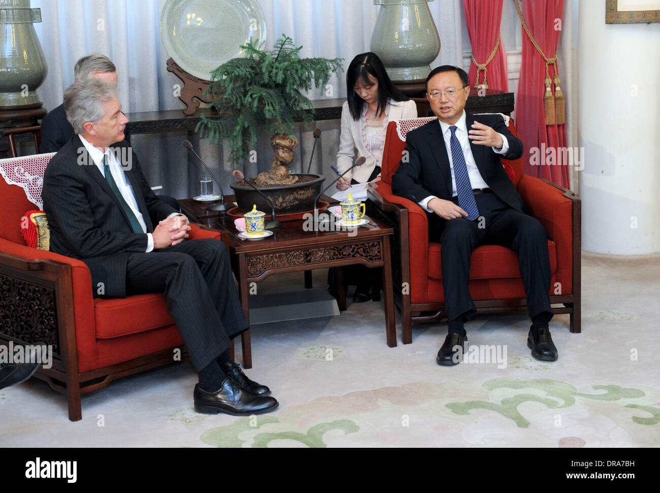 Pechino, Cina. Il 22 gennaio, 2014. Cinese Consigliere di Stato Yang Jiechi (1R) soddisfa con visita di U.S. Il vice Segretario di Stato William Burns a Pechino Capitale della Cina, 22 gennaio 2014. Credito: Zhang Duo/Xinhua/Alamy Live News Foto Stock