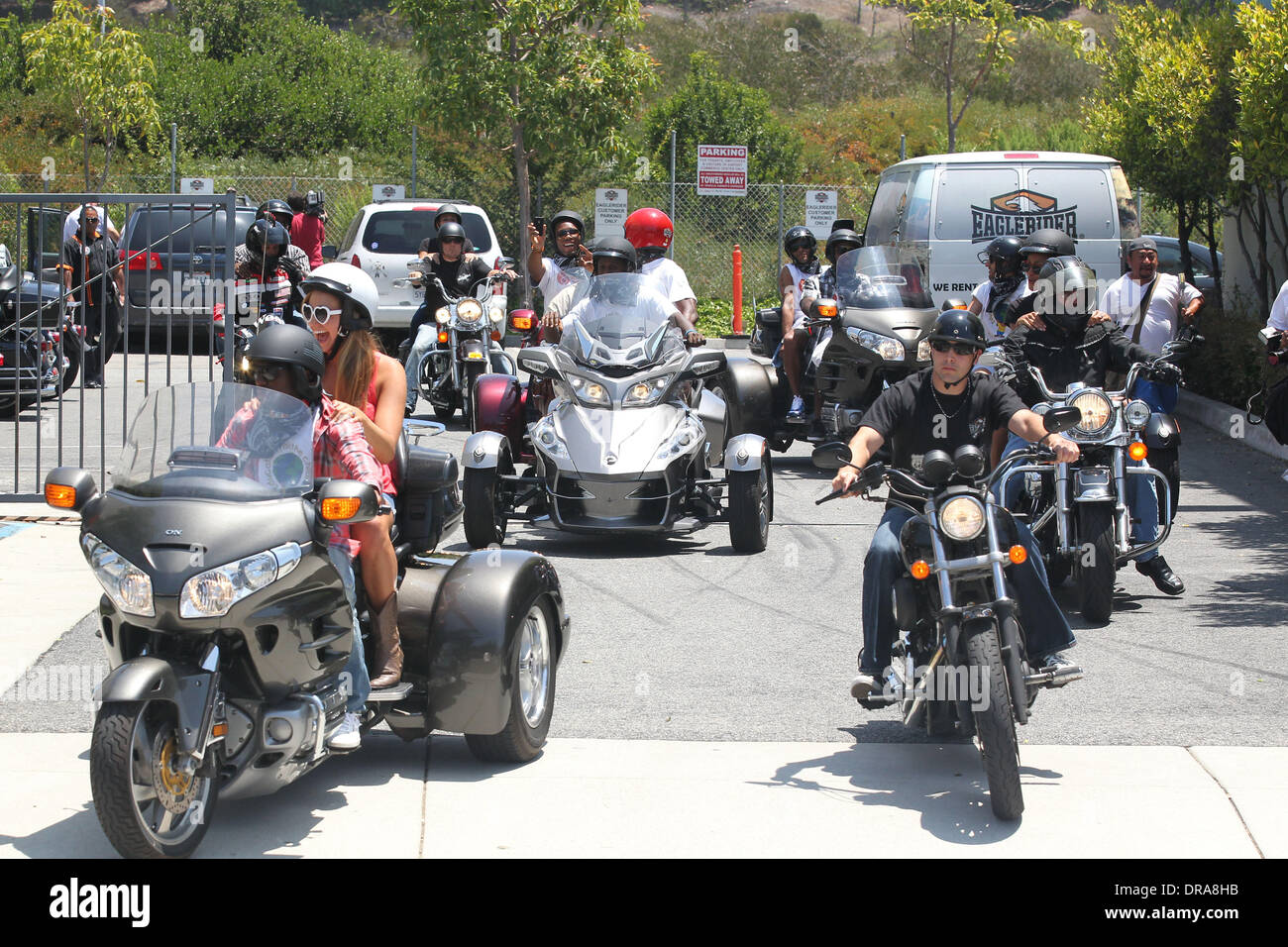 Atmosfera Professional football giocatori della Premier League inglese ospitare un evento a Eaglerider motocicli a sostegno di 'armsaroundthechild.org' Los Angeles, California - 01.07.12 Foto Stock Atmosfera Professional football giocatori della Premier League inglese ospitare un evento a Eaglerider motocicli a sostegno di 'armsaroundthechild.org' Los Angeles, California - 01.07.12 Foto Stock