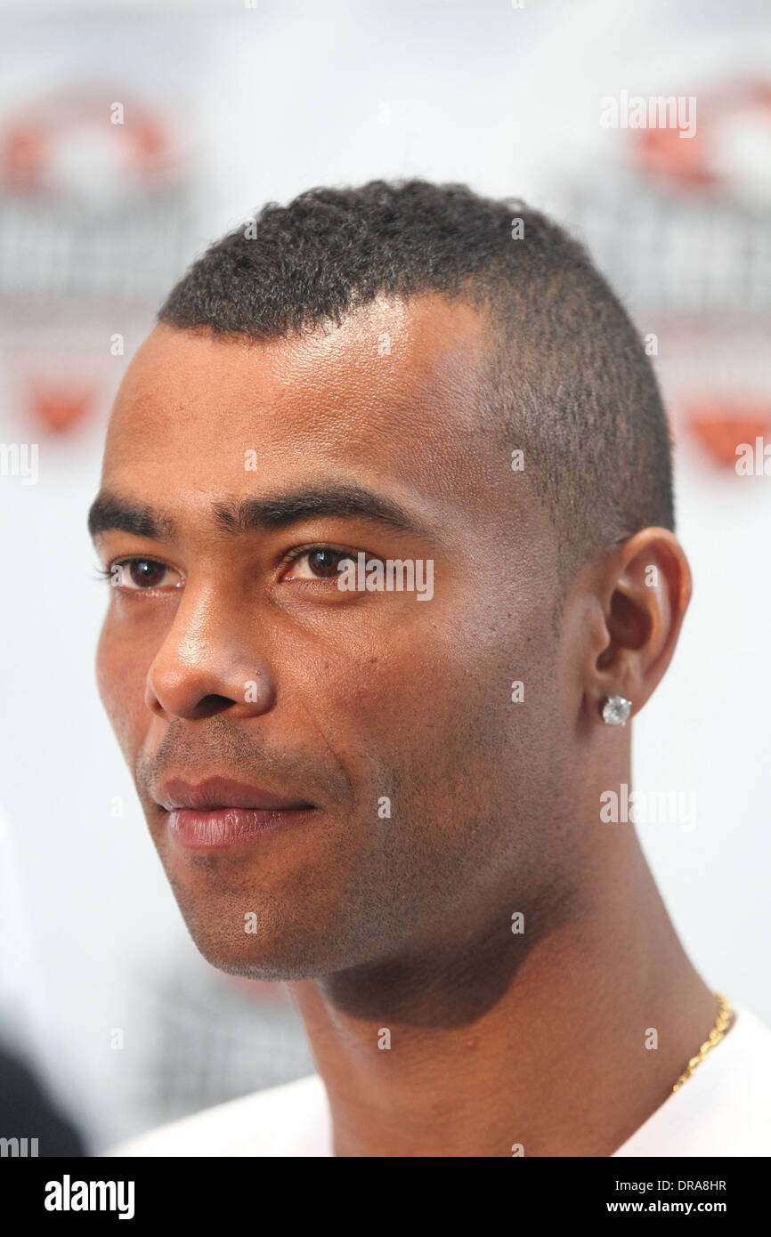 Ashley Cole Professional football giocatori della Premier League inglese ospitare un evento a Eaglerider motocicli a sostegno di 'armsaroundthechild.org' Los Angeles, California - 01.07.12 Foto Stock