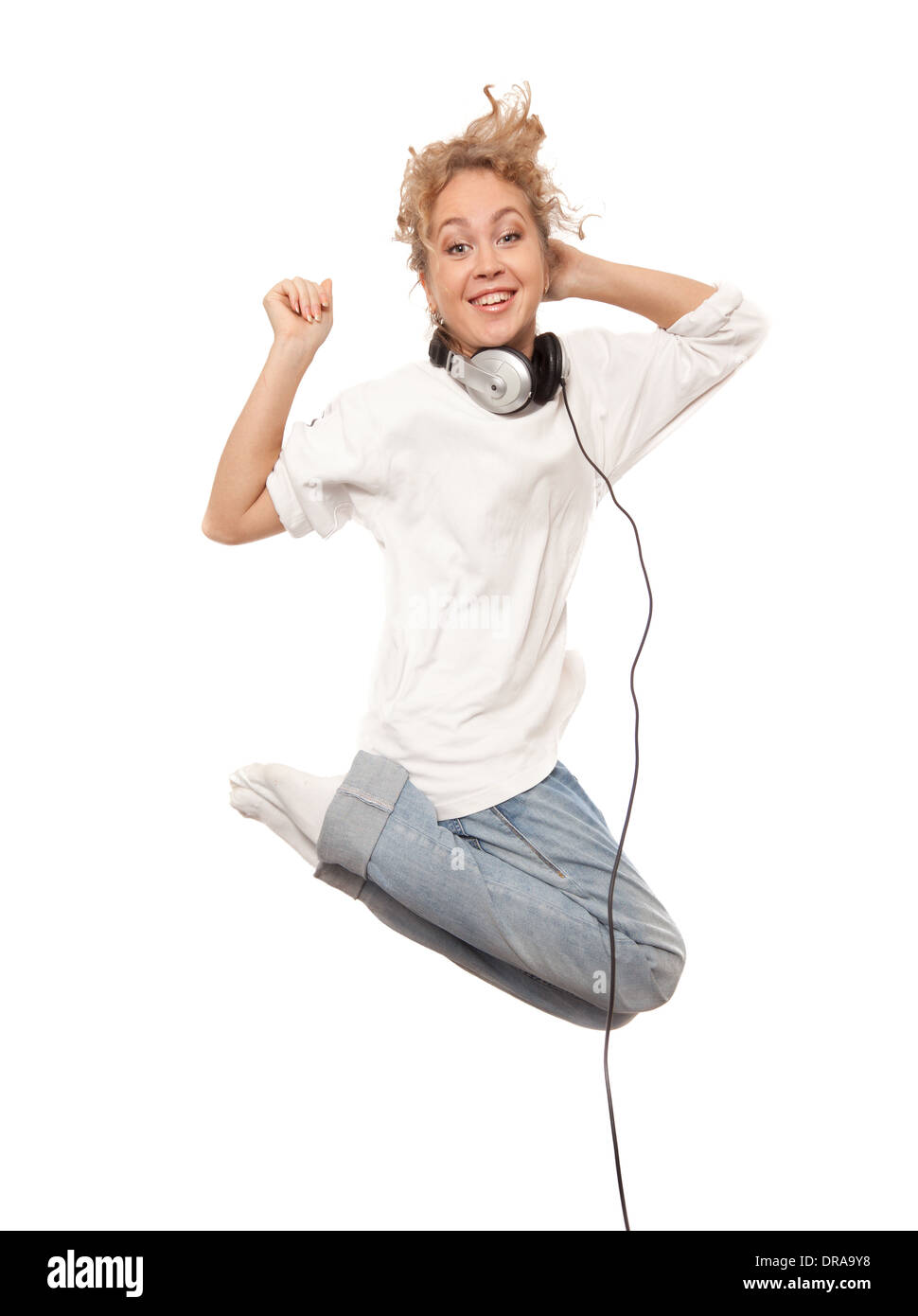 Bella Donna con cuffie jumping e sorridente Foto Stock