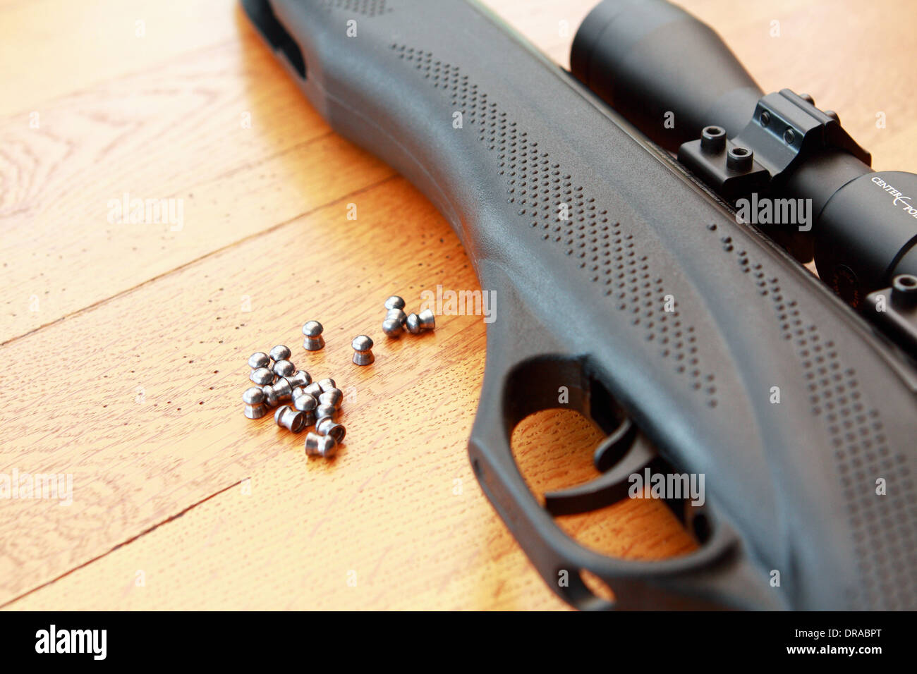 Parte di un fucile ad aria compressa e agglomerati in forma di pellets Foto Stock