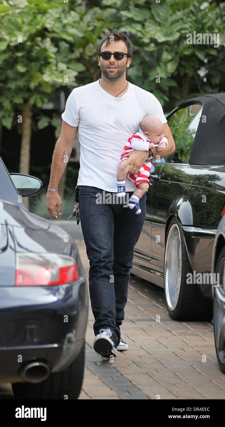 Jamie Mazur e suo figlio Noè visitare il paese di Malibu Mart su theFourth di luglio, American Independence Day. Malibu, California - 04.07.12 Foto Stock