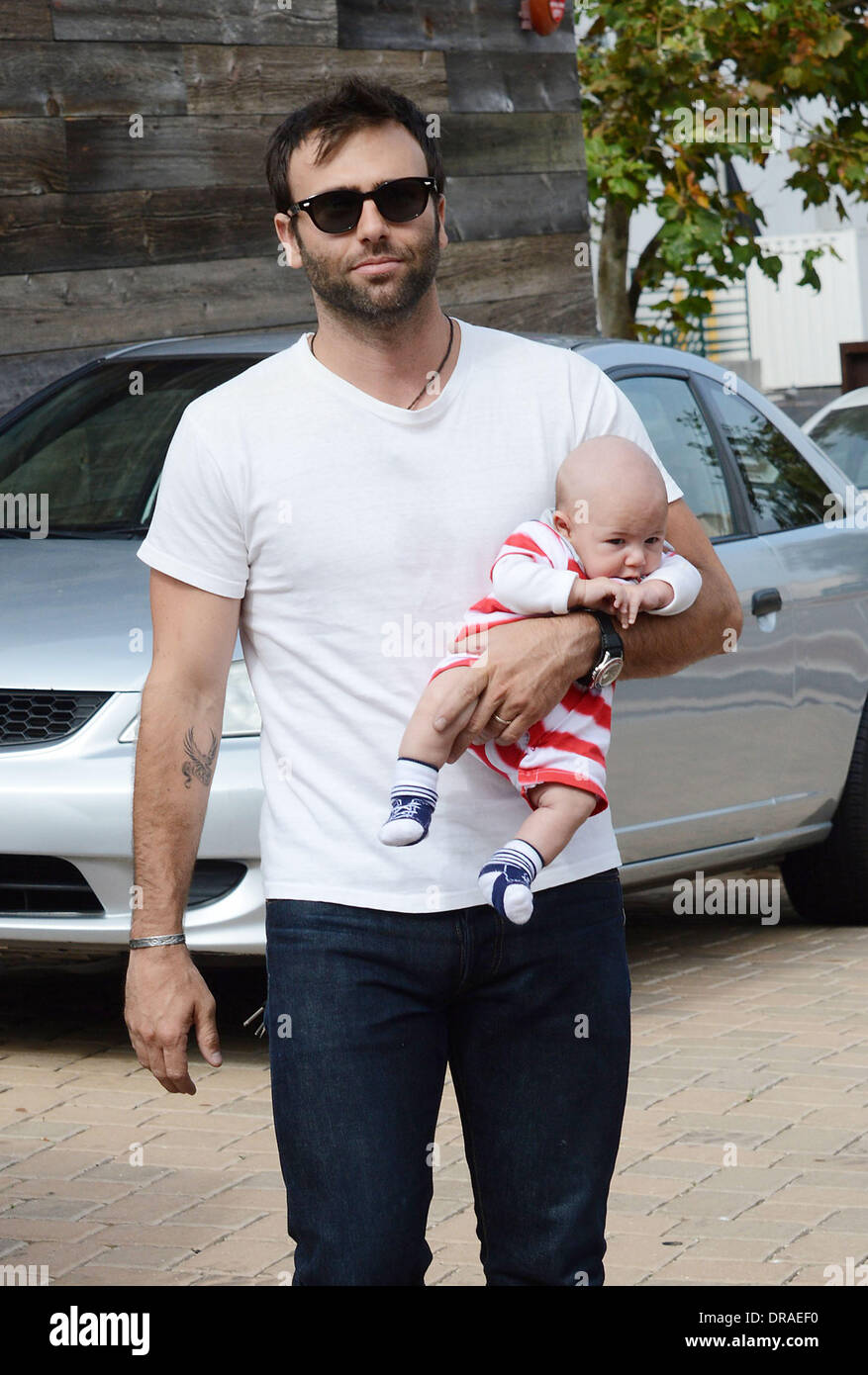 Jamie Mazur e suo figlio Noè visitare il paese di Malibu Mart sul quarto di luglio, American Independence Day. Malibu, California - 04.07.12 Foto Stock