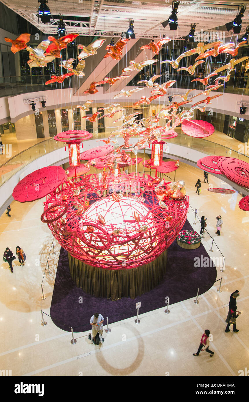 Hong Kong-circa gennaio 2014- Hong Kong IFC shopping mall con decorazioni per il nuovo anno cinese. Foto Stock