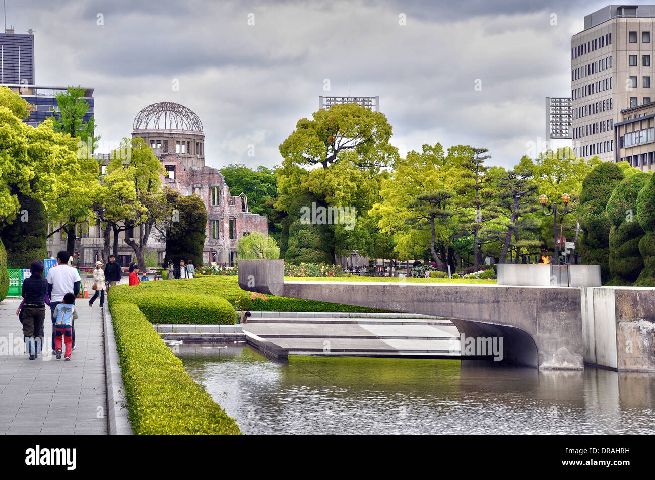 Hiroshima Peace Memorial e la cupola della bomba atomica in background - Hiroshima, Giappone Foto Stock