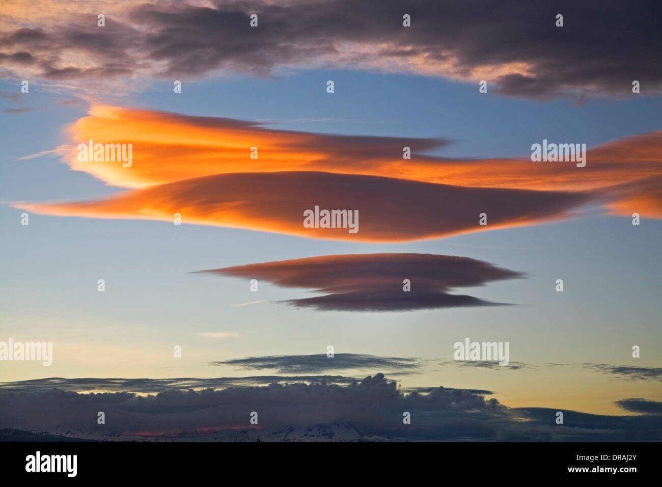 Nuvole lenticolari su Oregon Cascade Mountains vicino a Bend, Oregon Foto Stock