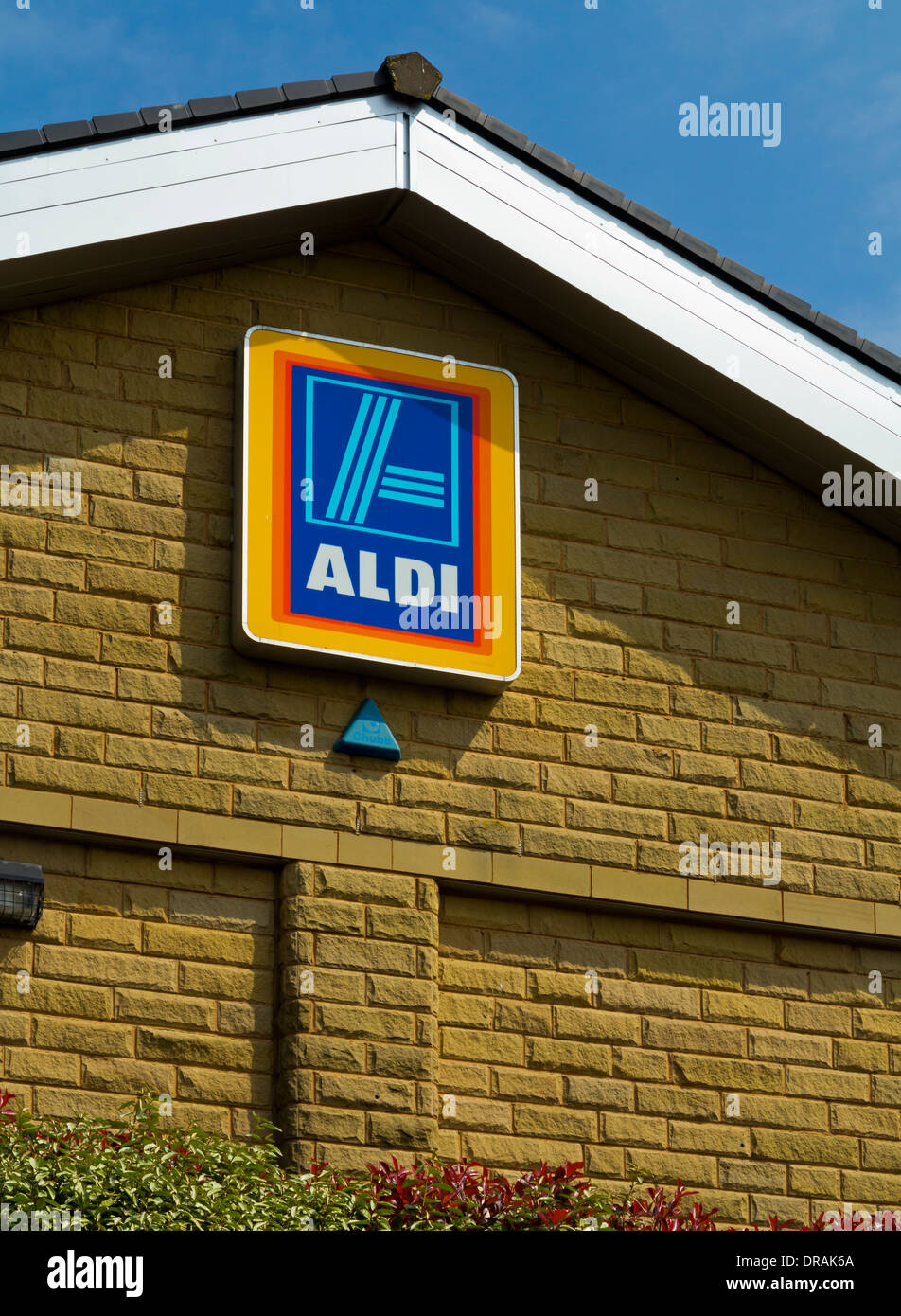 Cartello fuori bilancio Aldi supermercato che vende a basso costo di elementi e ha prosperato durante il regno unito recessione economica Foto Stock