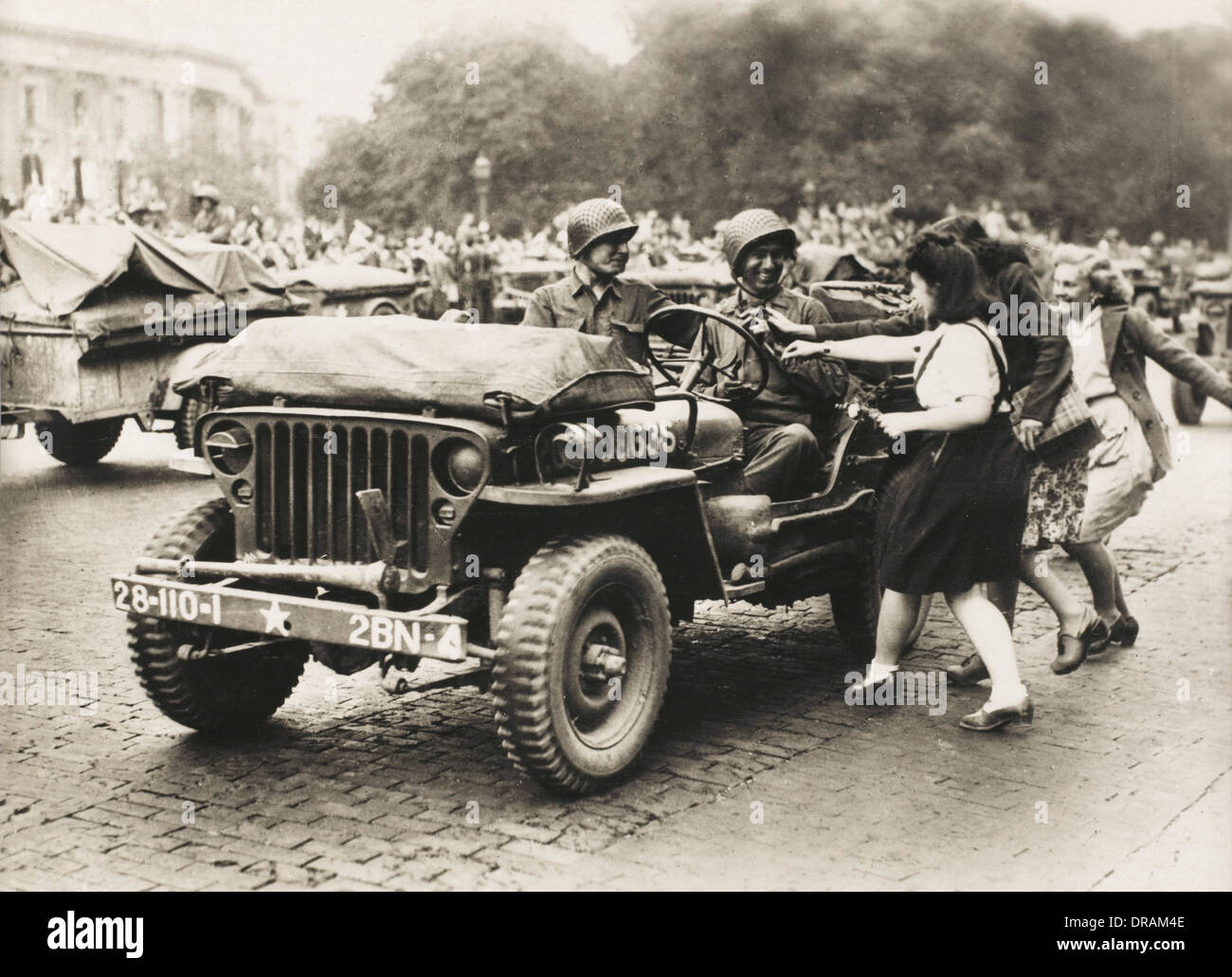 Le ragazze francesi benvenuti le truppe americane Foto Stock