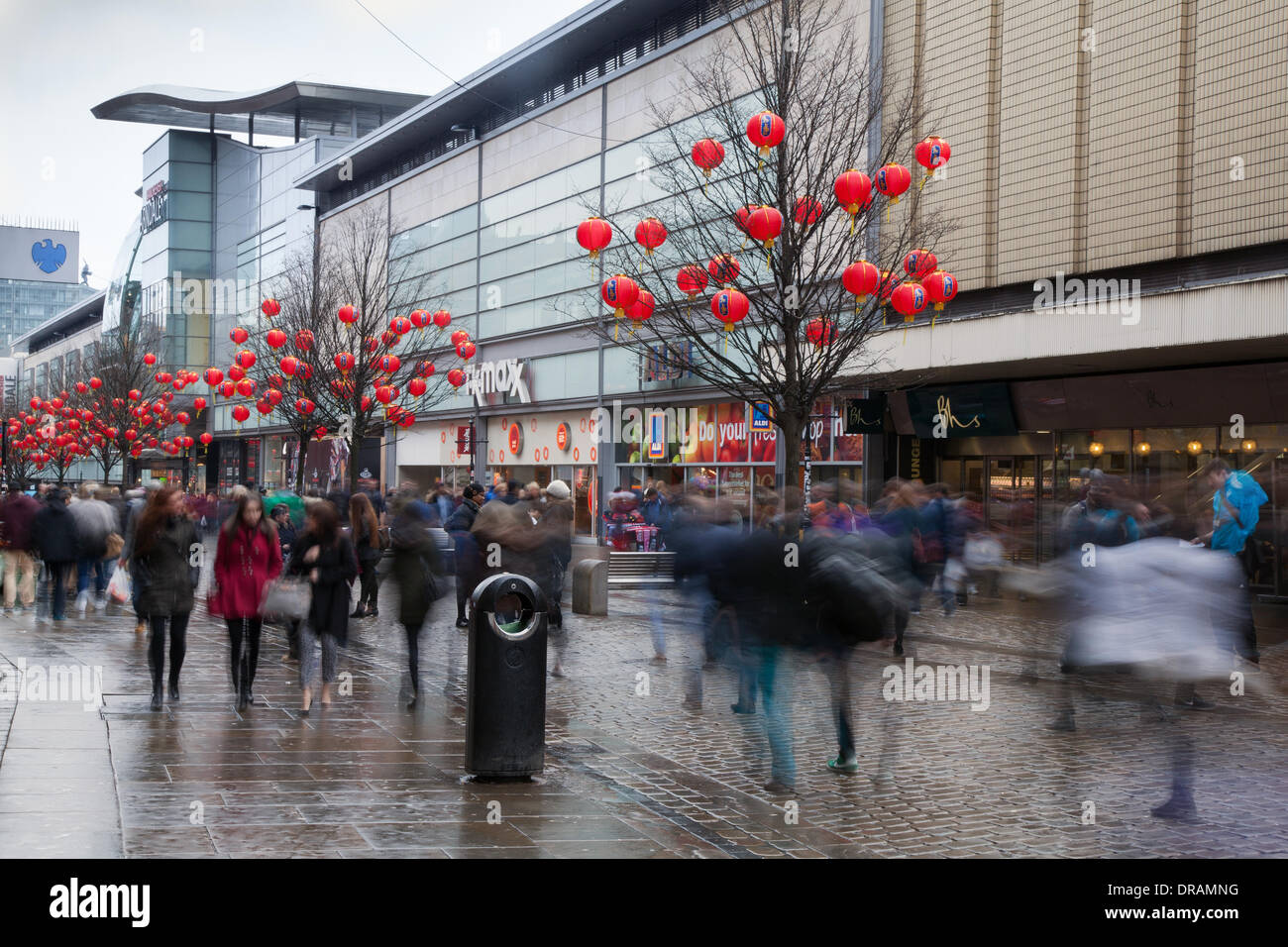 Manchester Piccadilly Regno Unito. Il 22 gennaio, 2014. La città di Manchester si prepara per l'annuale per il nuovo anno cinese come lanterne e decorazioni sono stati avvolti intorno a Market street nel centro della citta'. Market Street è una delle principali strade di vendita al dettaglio a Manchester in Inghilterra. Si va dalla sua giunzione con Piccadilly e Mosley Street, vicino a Piccadilly Gardens, in oriente dove incontra St. Mary's Gate all incrocio con Exchange Street e la nuova Cattedrale Street in occidente. Foto Stock