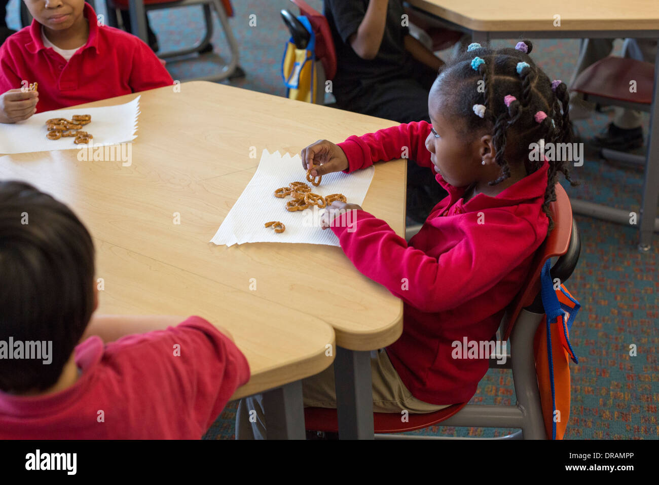 Tempo di snack in aula kindergarten Foto Stock