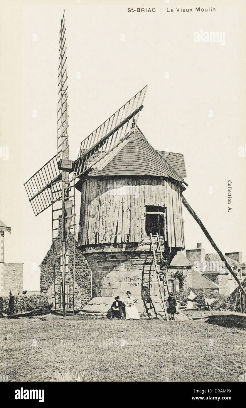 Francese antico mulino a vento a St Briac, Francia Foto Stock