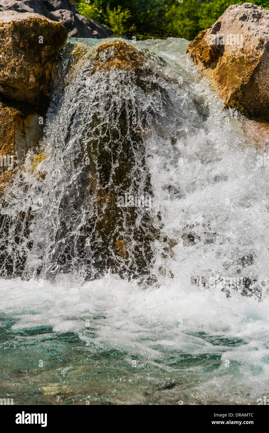 Immagine di una cascata in Alpi austriache in estate Foto Stock