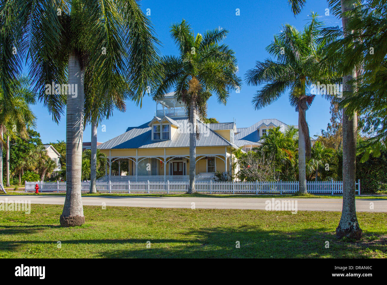 American artigiano bungalow casa tra alberi di palma tropicali in Punta Gorda Florida Foto Stock