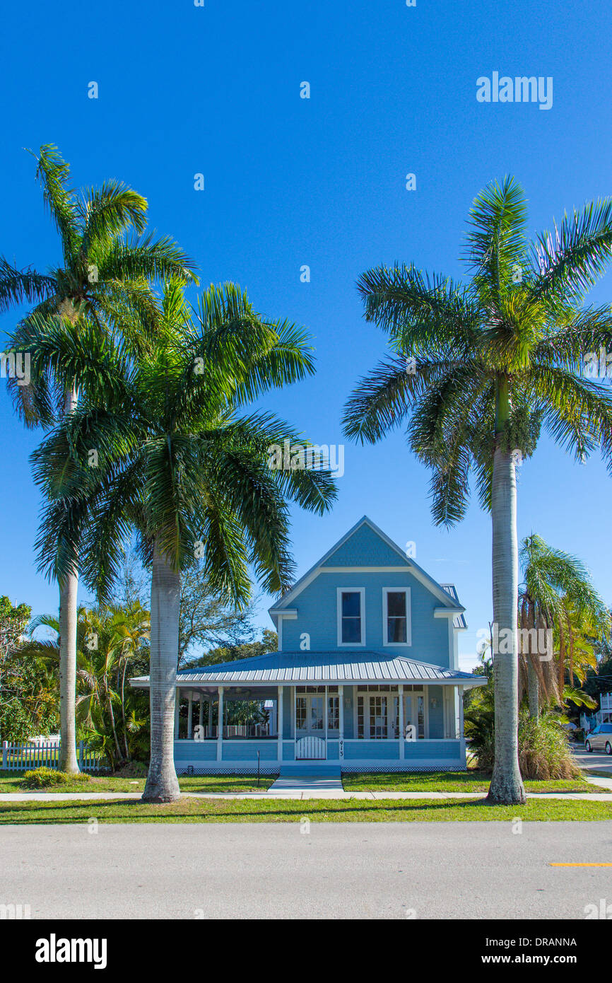 American artigiano bungalow casa tra alberi di palma tropicali in Punta Gorda Florida Foto Stock