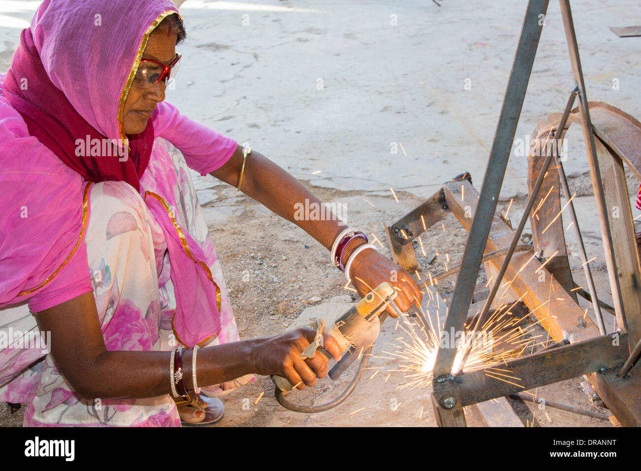 Donne giunti di saldatura durante la costruzione di fornelli solari al Barefoot College a Tilonia, Rajasthan, India. Foto Stock
