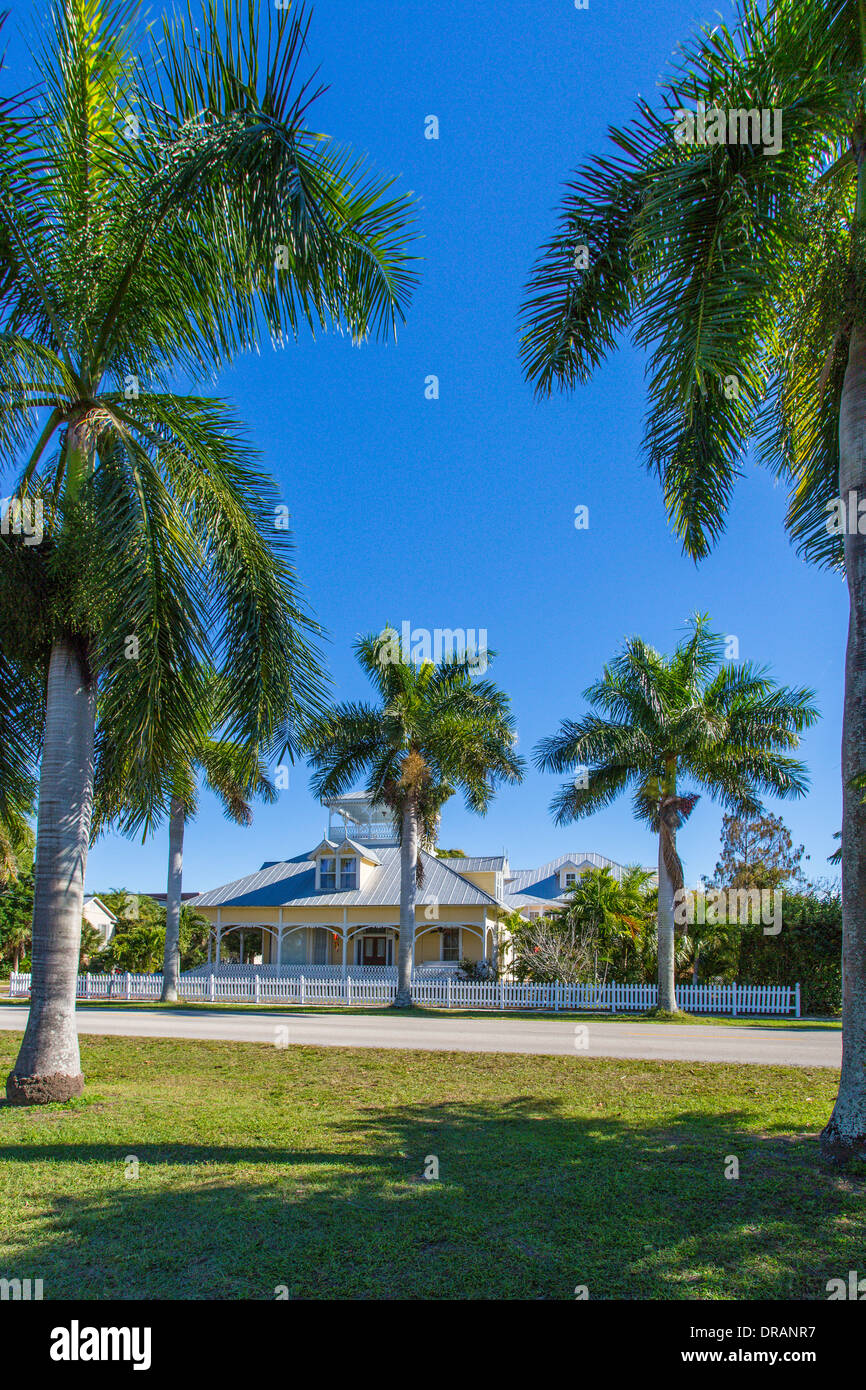 American artigiano bungalow casa tra alberi di palma tropicali in Punta Gorda Florida Foto Stock