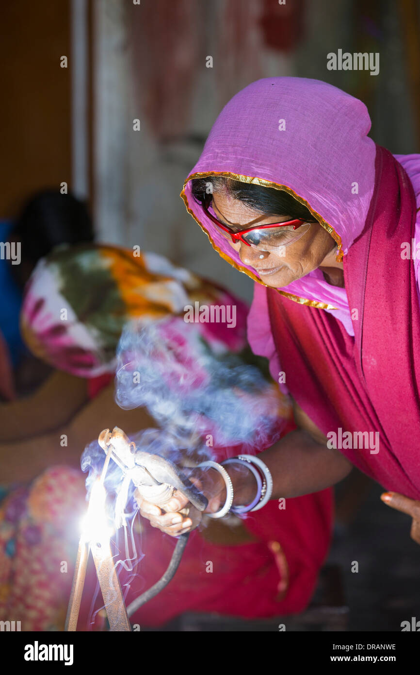 Donne giunti di saldatura durante la costruzione di fornelli solari al Barefoot College a Tilonia, Rajasthan, India. Foto Stock