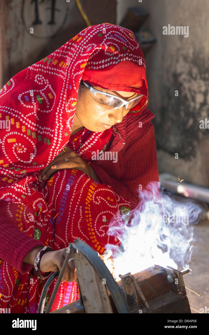Donne giunti di saldatura durante la costruzione di fornelli solari al Barefoot College a Tilonia, Rajasthan, India. Foto Stock