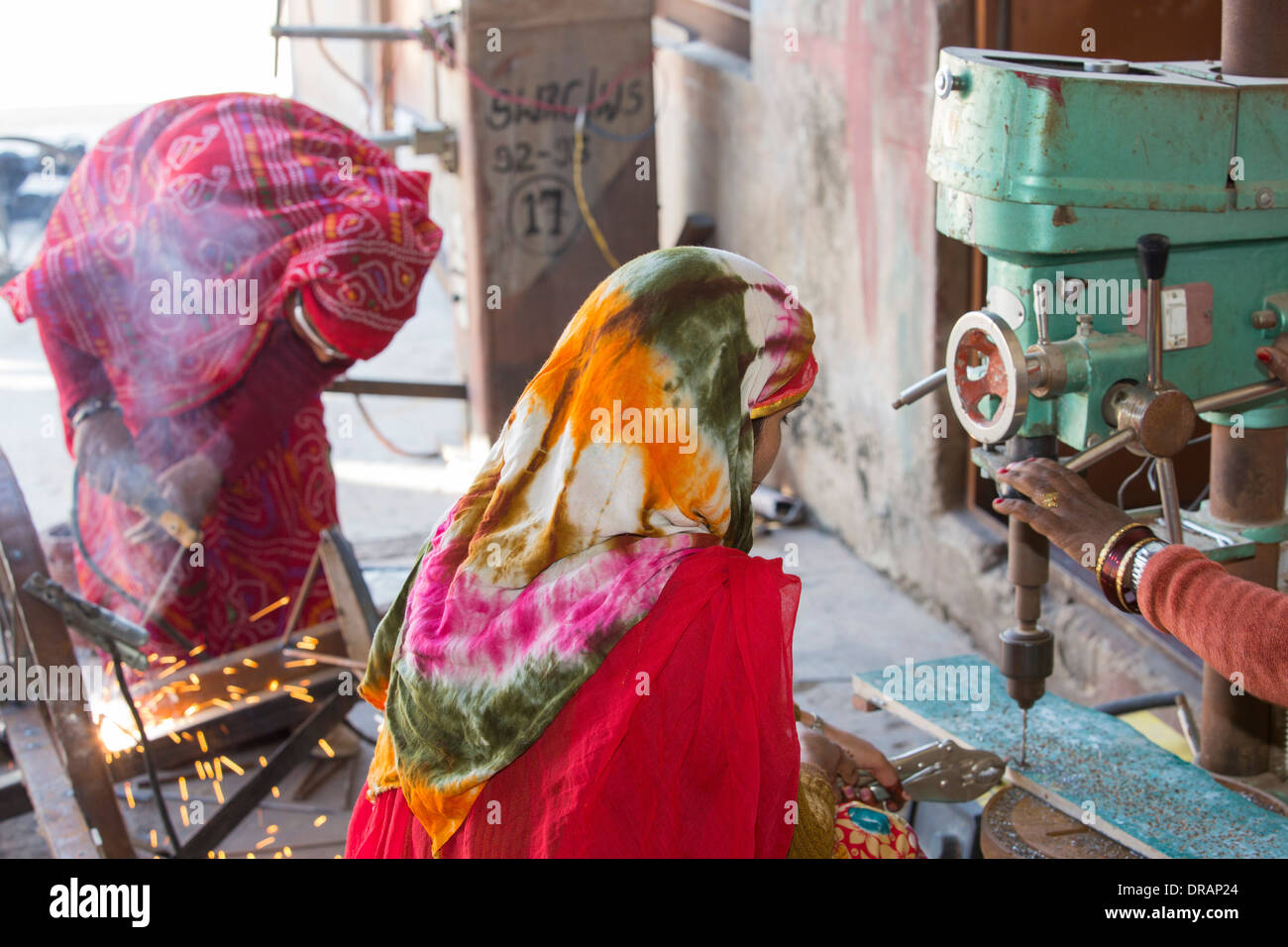Donne giunti di saldatura durante la costruzione di fornelli solari al Barefoot College a Tilonia, Rajasthan, India. Foto Stock