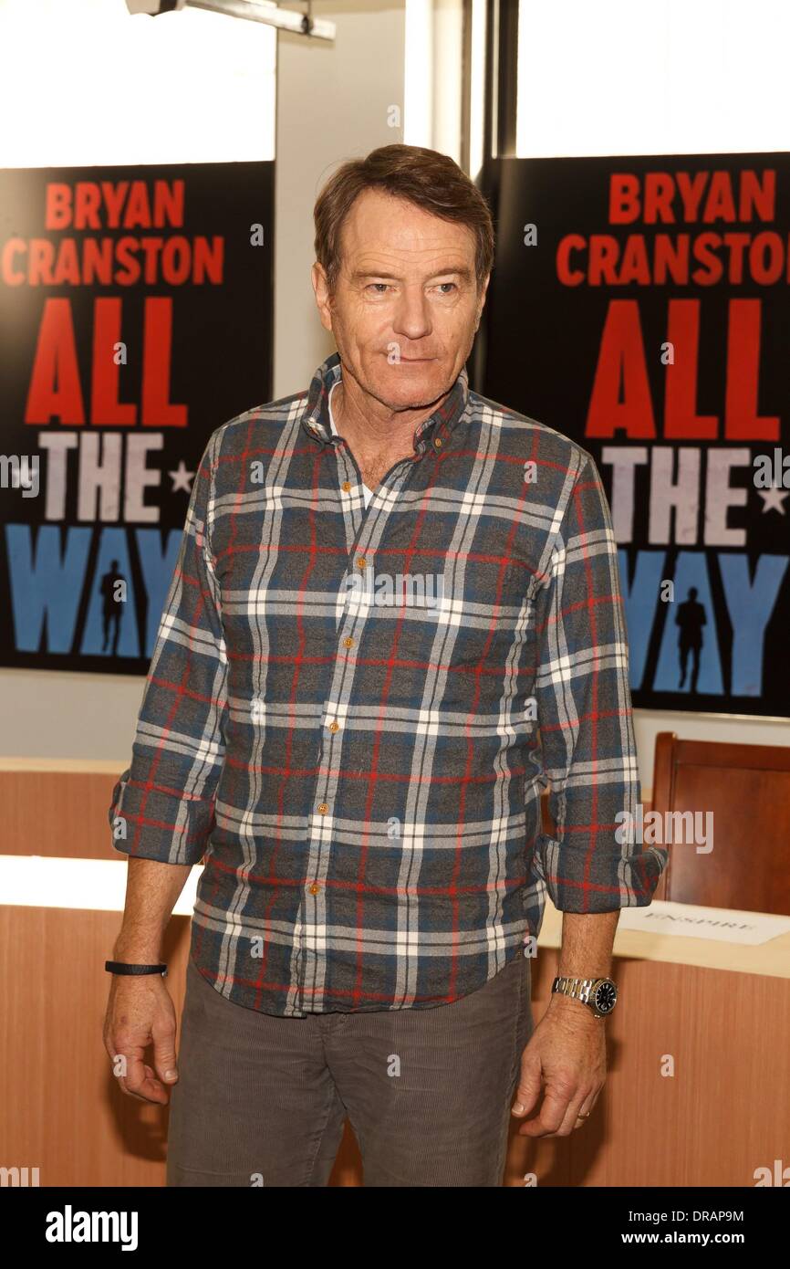 New York, NY, STATI UNITI D'AMERICA. Il 22 gennaio, 2014. Bryan Cranston Foto chiamata per tutti il modo di Cast e Team Creativo foto op, rotatoria Theatre Company, New York, NY Gennaio 22, 2014. Credito: Jason Smith/Everett raccolta/Alamy Live News Foto Stock