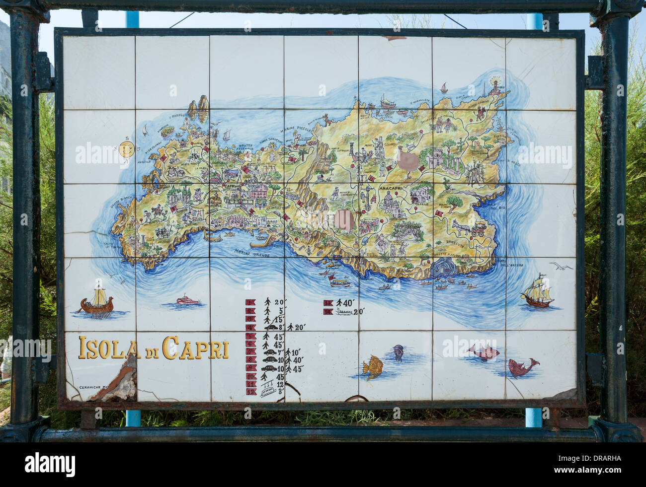 Mappa illustrata di Capri su un consiglio di amministrazione costituito da piastrelle in ceramica, vicino al porto di Capri, Italia. Foto Stock