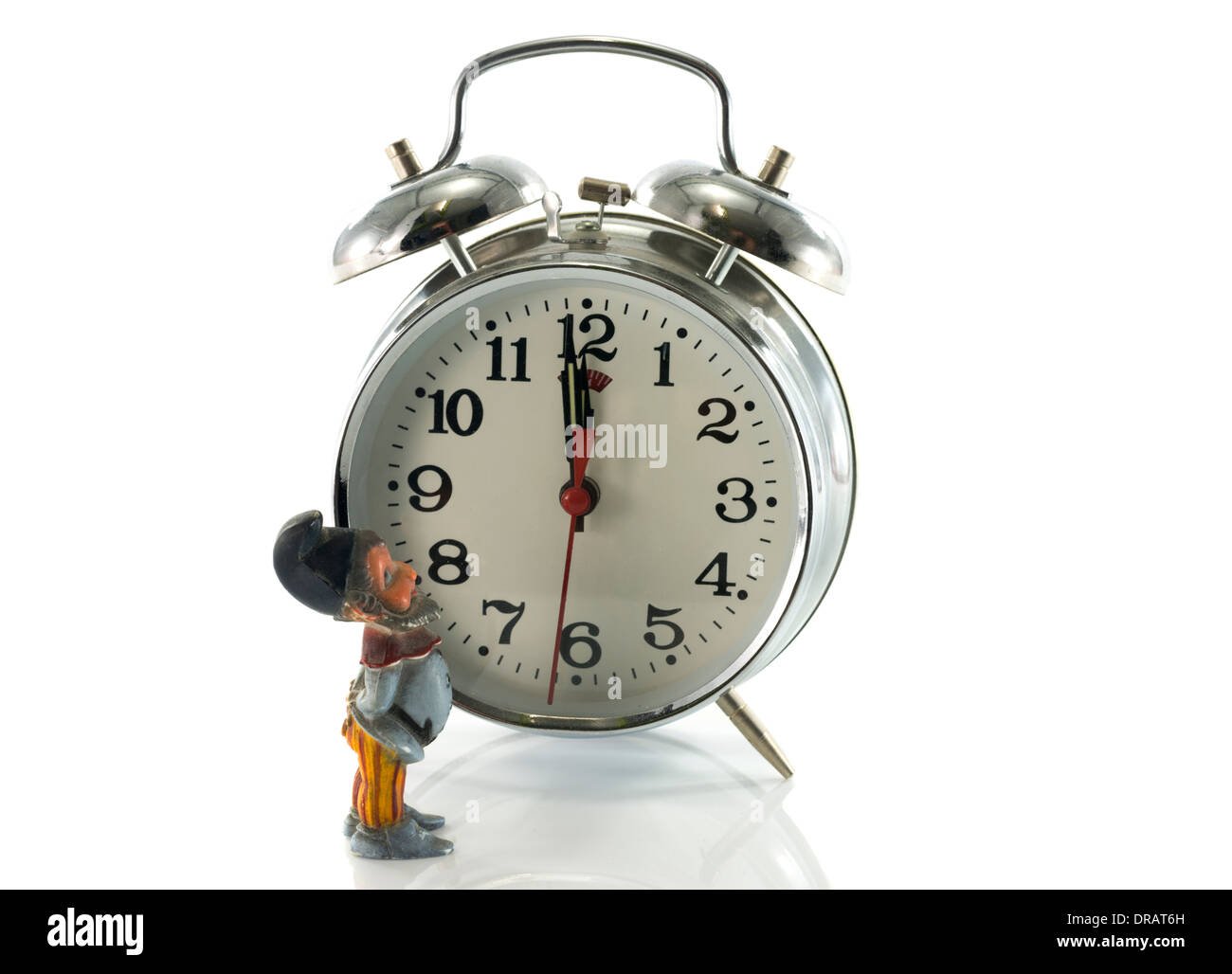 Leprechaun controllando il tempo di dodici o clock Foto Stock