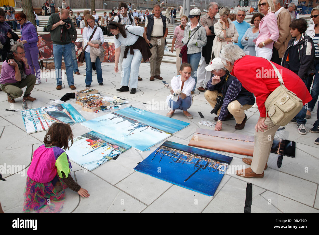 Artista di strada a Dalmannkai vicino Elbphilharmonie, Hafencity di Amburgo, Germania, Europa Foto Stock