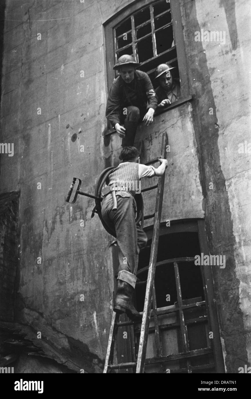 Scontri a fuoco con una staffa pompa - Il blitz Foto Stock