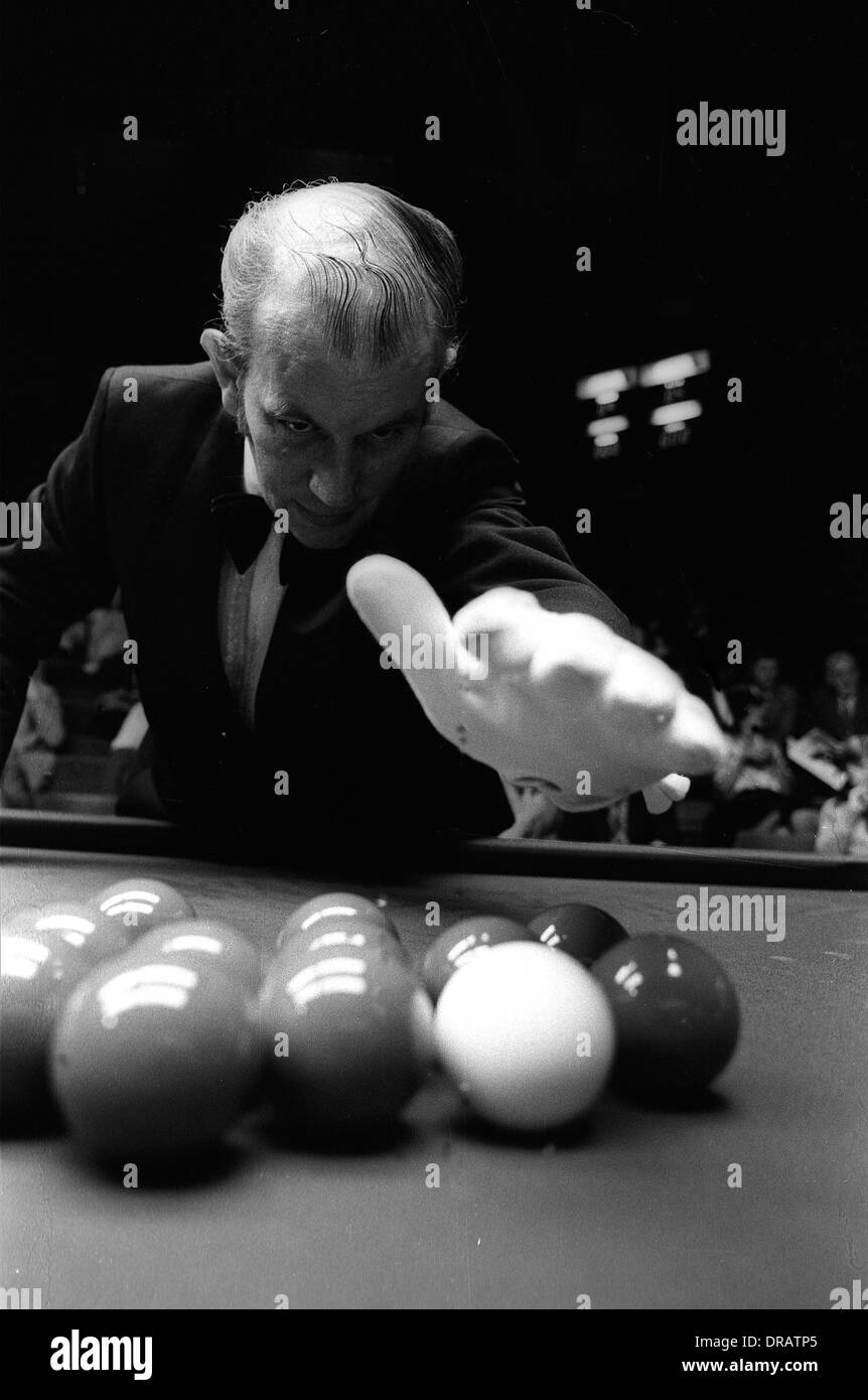 Arbitro John Williams presso l' Ambasciata World Snooker Torneo, Crucible Theatre Sheffield nei primi anni ottanta Foto Stock