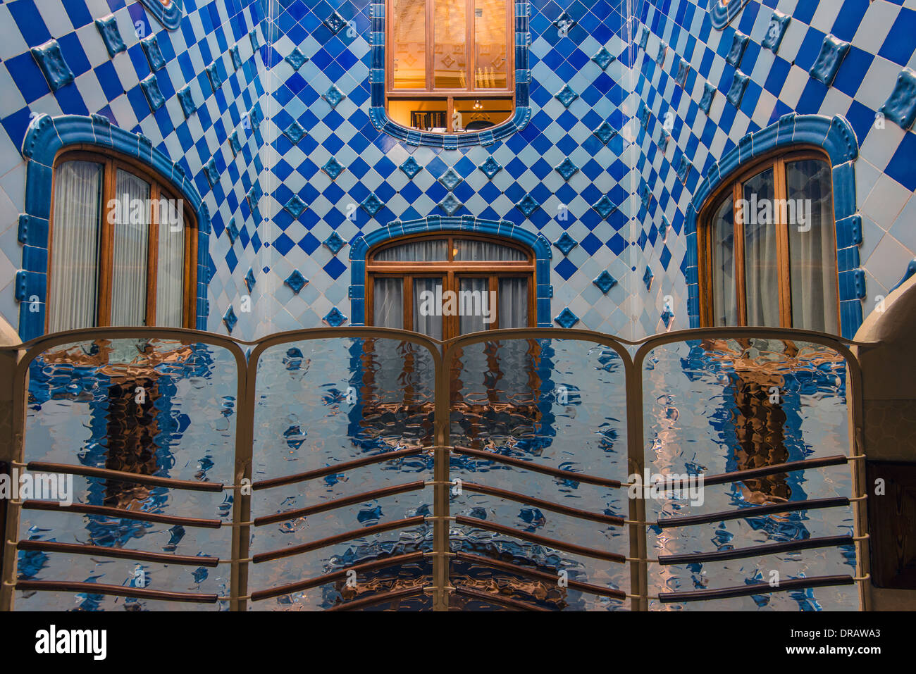 Luce centrale ben all'interno di Casa Batlló, Barcellona, in Catalogna, Spagna Foto Stock