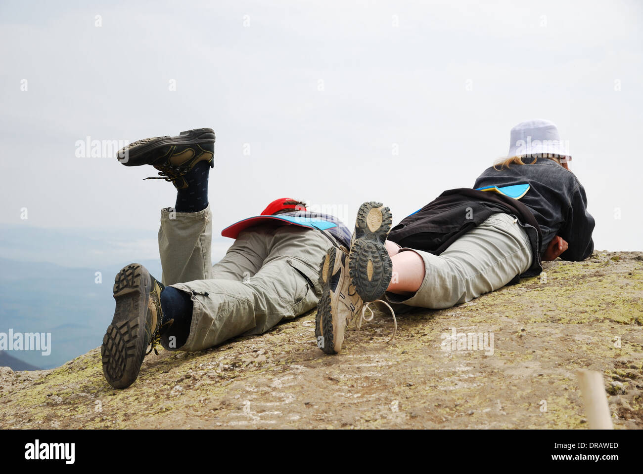 Una donna e un ragazzo che giace sulla cima della montagna Foto Stock