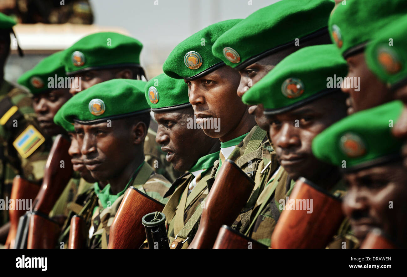 Soldati ruandesi attendono gli ordini dopo essere riaccompagnati in una US Air Force C-17 Globemaster III aeromobile a sostegno di una Unione africana sforzo per sedare la violenza nella Repubblica Centrafricana Gennaio 19, 2014 a Bangui, Repubblica Centrafricana. Foto Stock