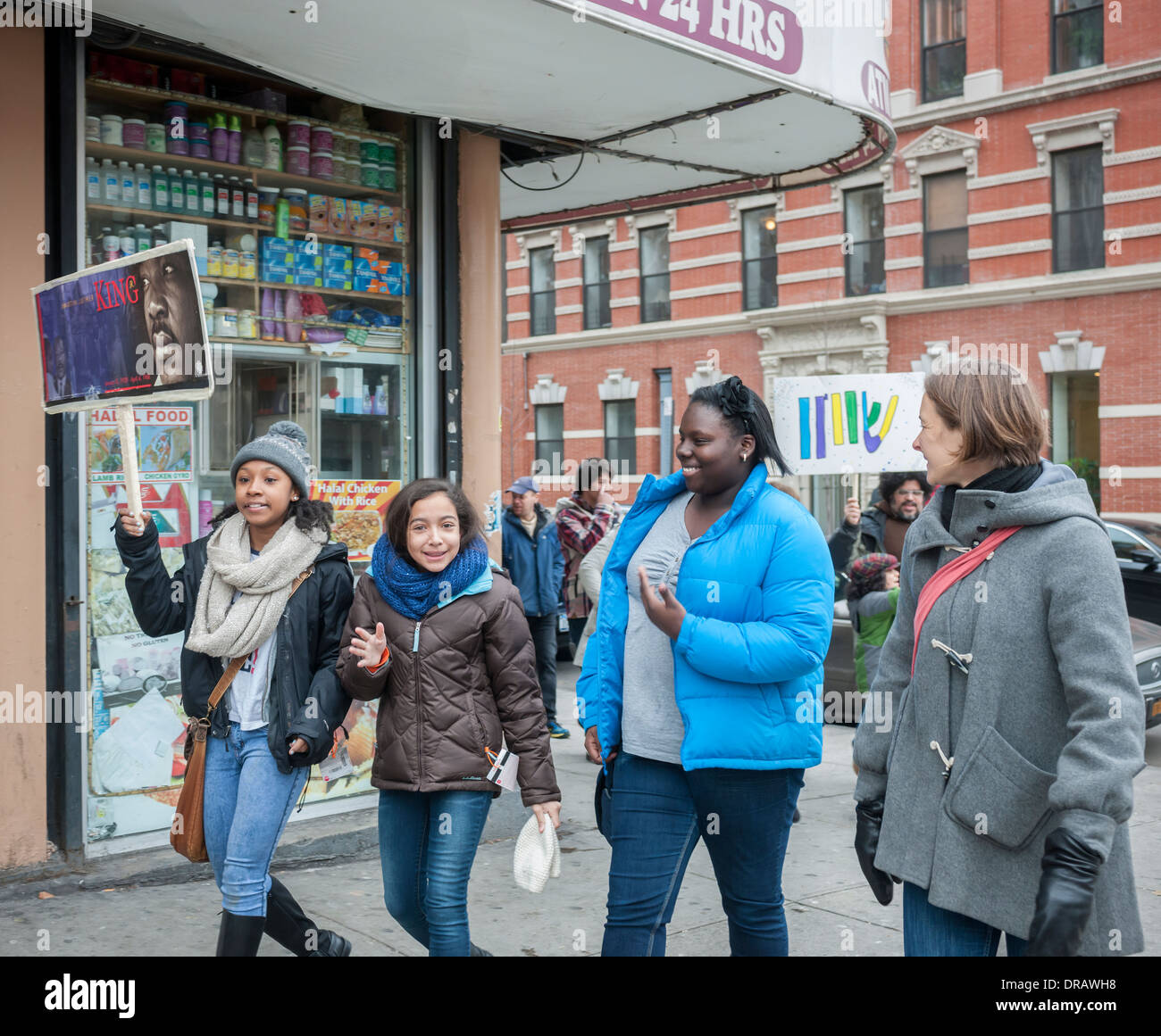 Ottavo grado gli studenti partecipano a loro Martin Luther King Jr. passeggiata commemorativa in Harlem New York Foto Stock
