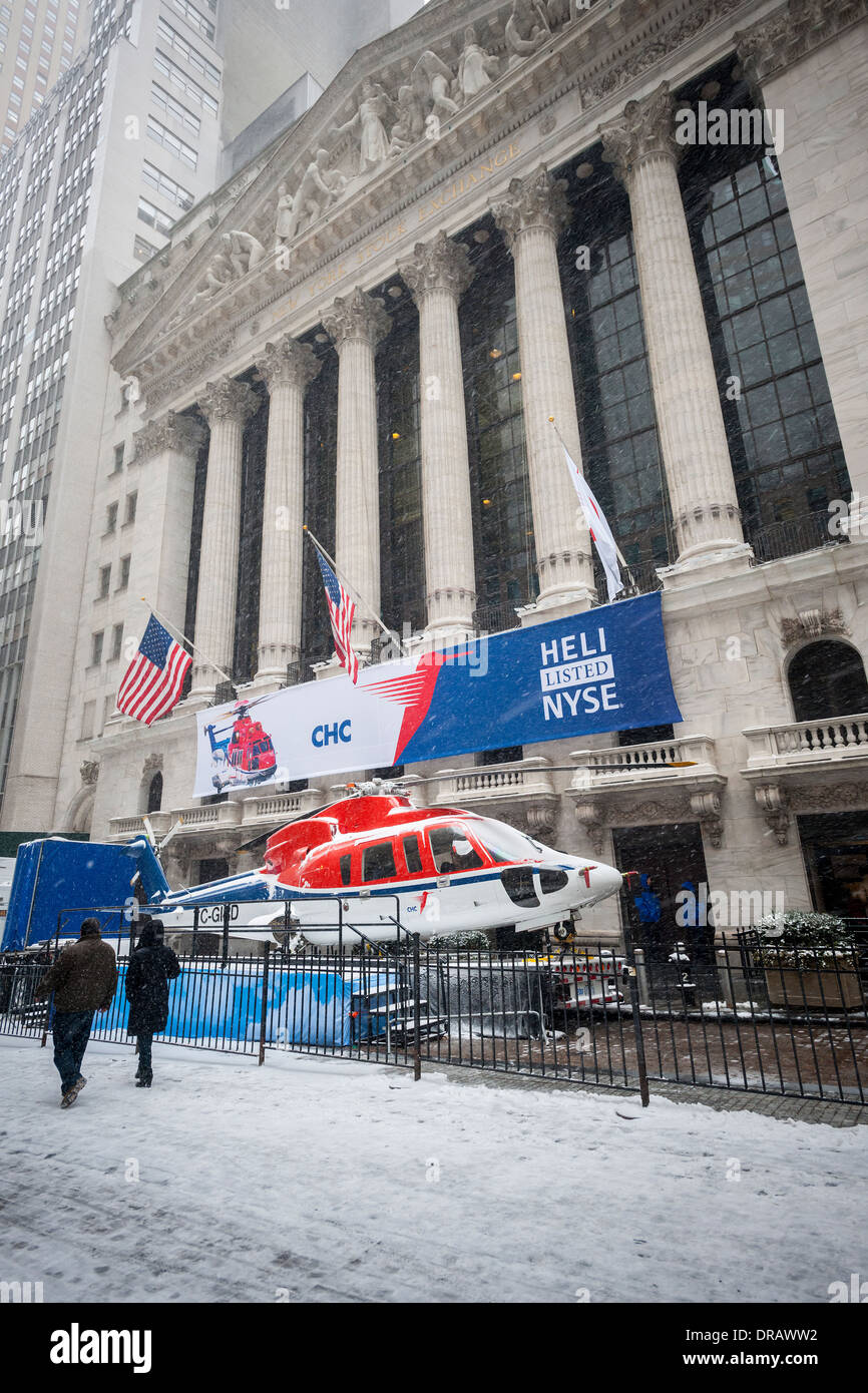 Un Sikorsky S-76 elicottero è parcheggiato su un carrello al di fuori della Borsa di New York per gruppo CHC Ltd IPO Foto Stock