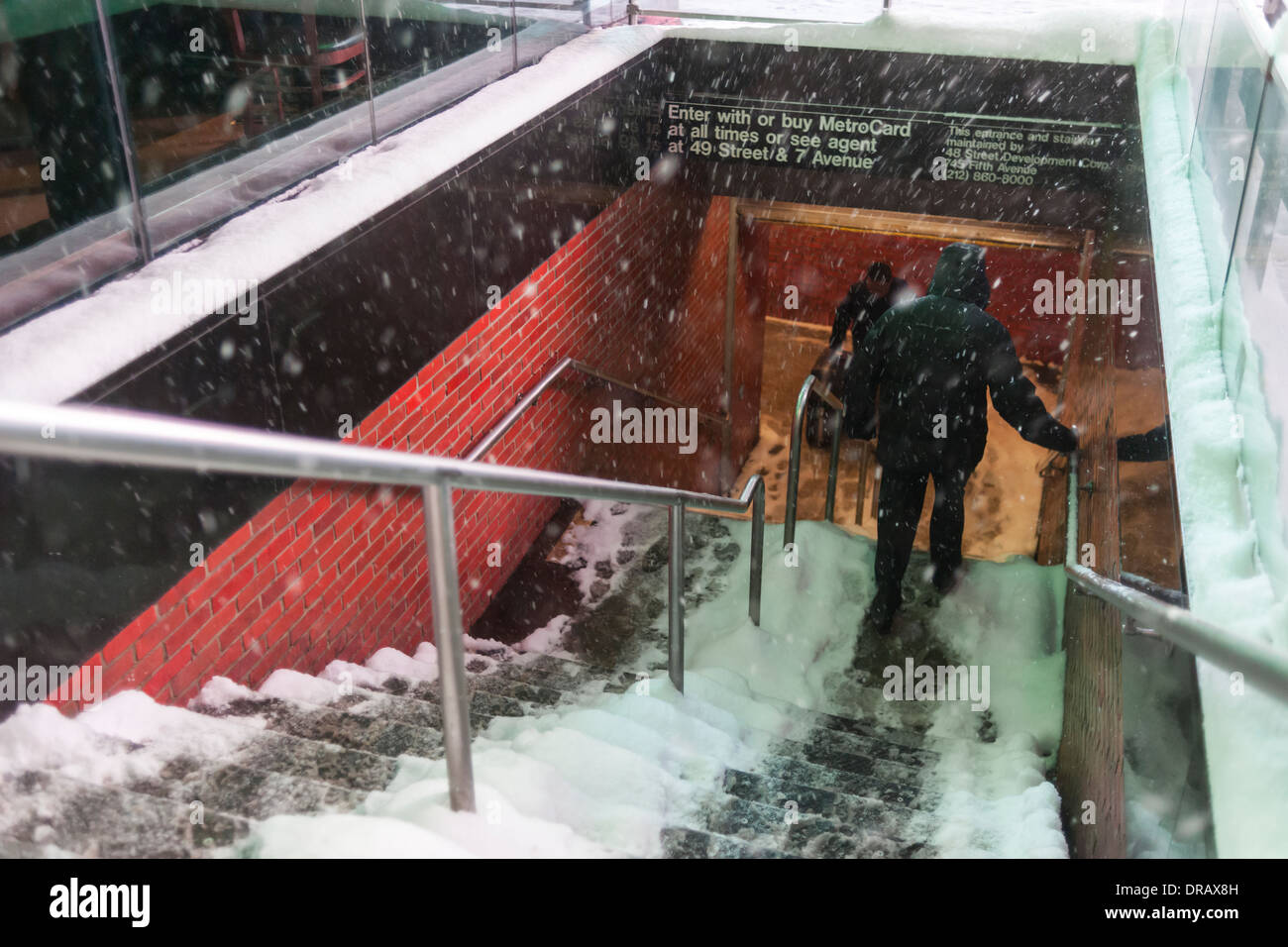 I visitatori di manovra metropolitana ghiacciate passi in Times Square a New York durante una tempesta di neve Foto Stock