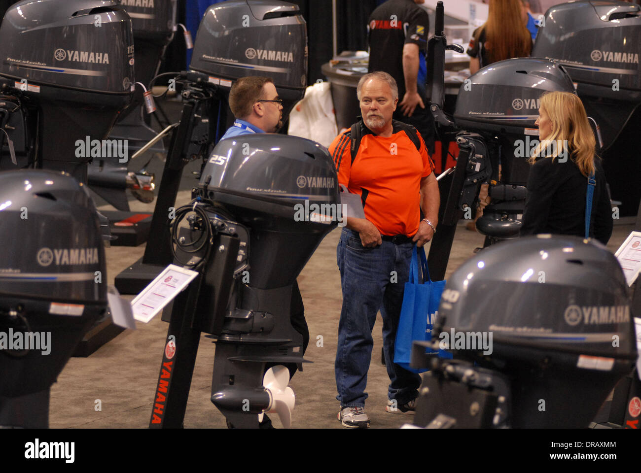 Vancouver. Il 22 gennaio, 2014. Visitatori check out barca motore visualizzato in 2014 Vancouver International Boat Show al BC Place di Vancouver, a gennaio 22, 2014. Il Canada's premier 5 giorni di Vancouver Boat Show presenta il display più grande della stagione più calde di barche, motori, electronics, marine regali e accessori. © Sergei Bachlakov/Xinhua/Alamy Live News Foto Stock